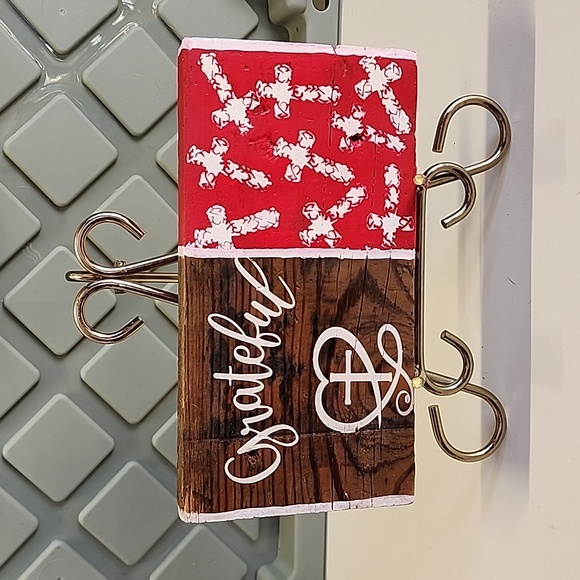 Handpainted GRATEFUL sign, with Crosses on reclaimed wood! - Picture 3 of 3